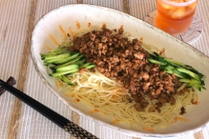 さっぱりピリ辛の汁なし坦々麺